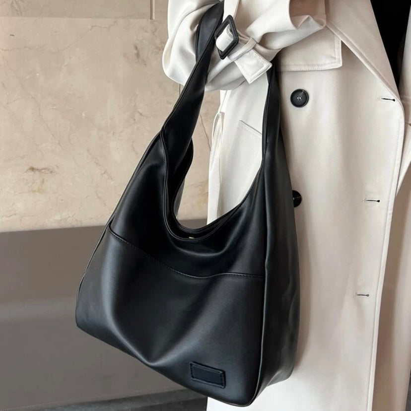 Cavo Tote Lifestyle Image